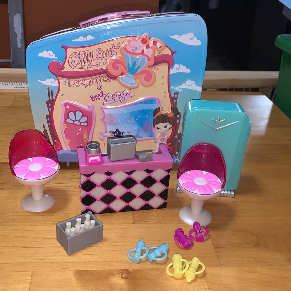 Bratz Babyz Chill-Out Lounge  with carrying case Brats Baby